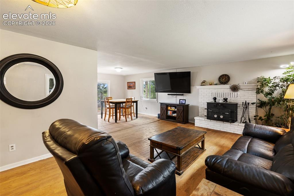 Image 5 of 27: Living Room 