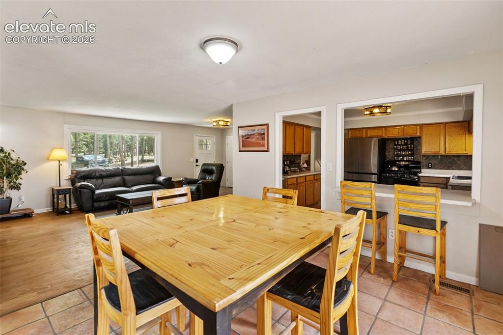Image 9 of 27: Dining Area 