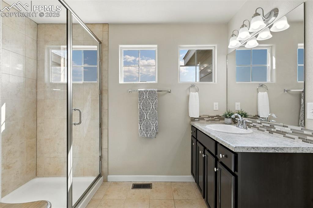 Image 26 of 48: Bathroom