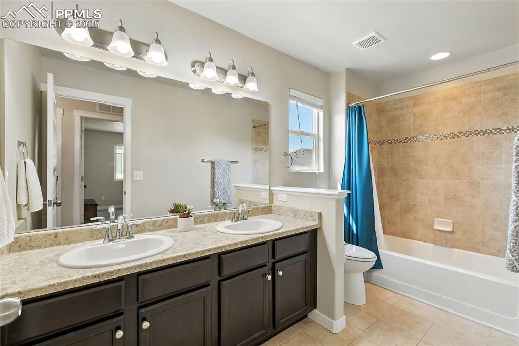 Image 31 of 48: Bathroom