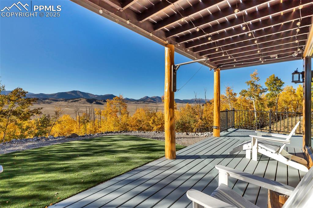 Image 15 of 50: Deck