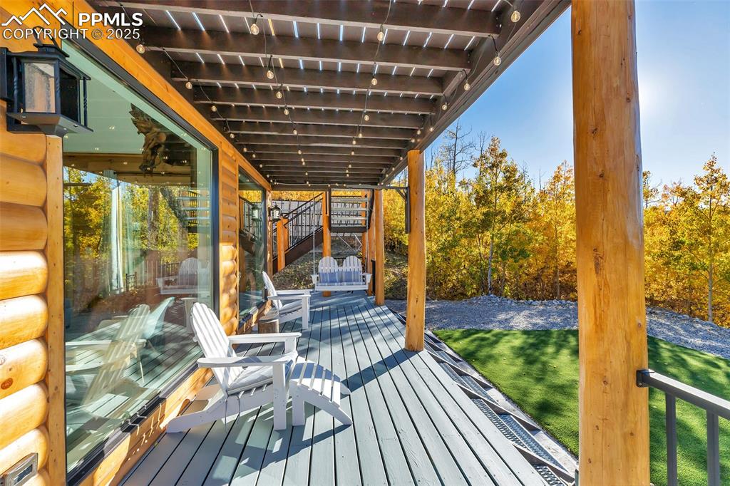 Image 16 of 50: Deck