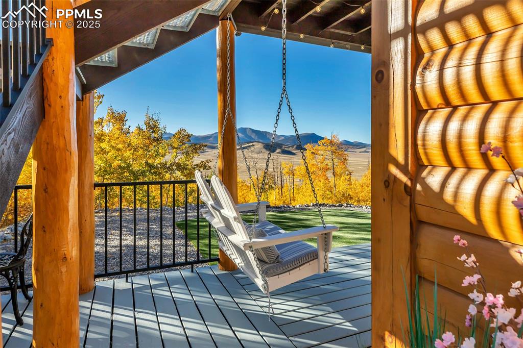 Image 17 of 50: Deck