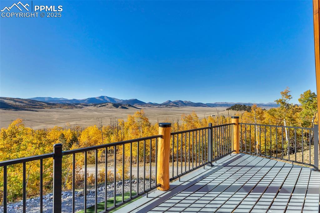 Image 20 of 50: Deck