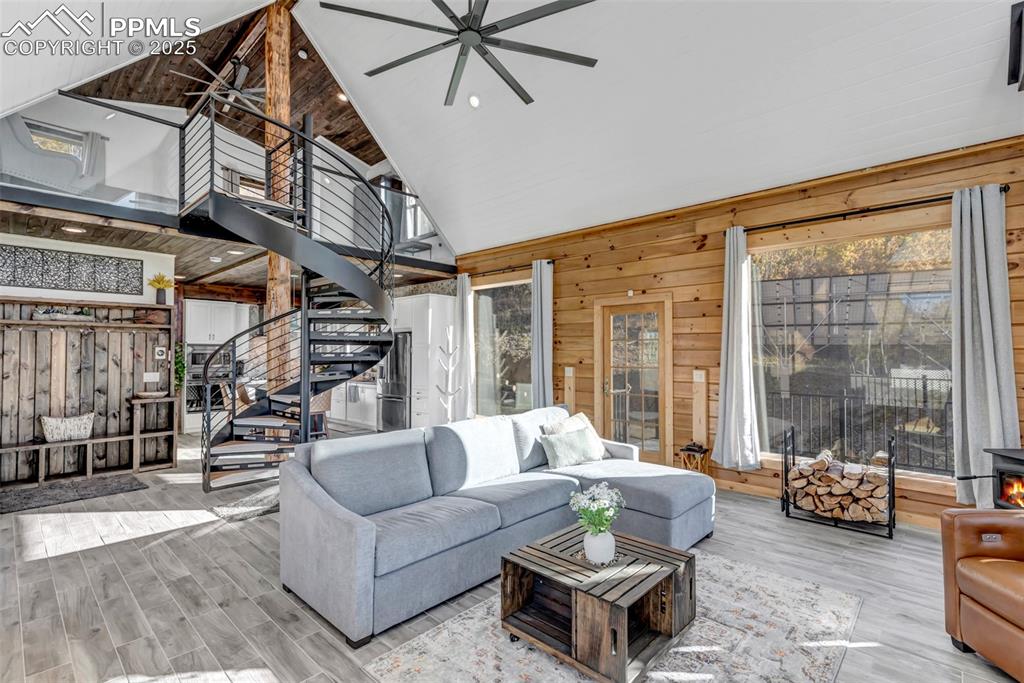 Image 28 of 50: Living Room