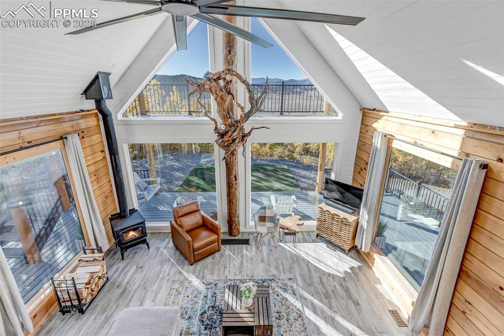 Image 31 of 50: Living Room