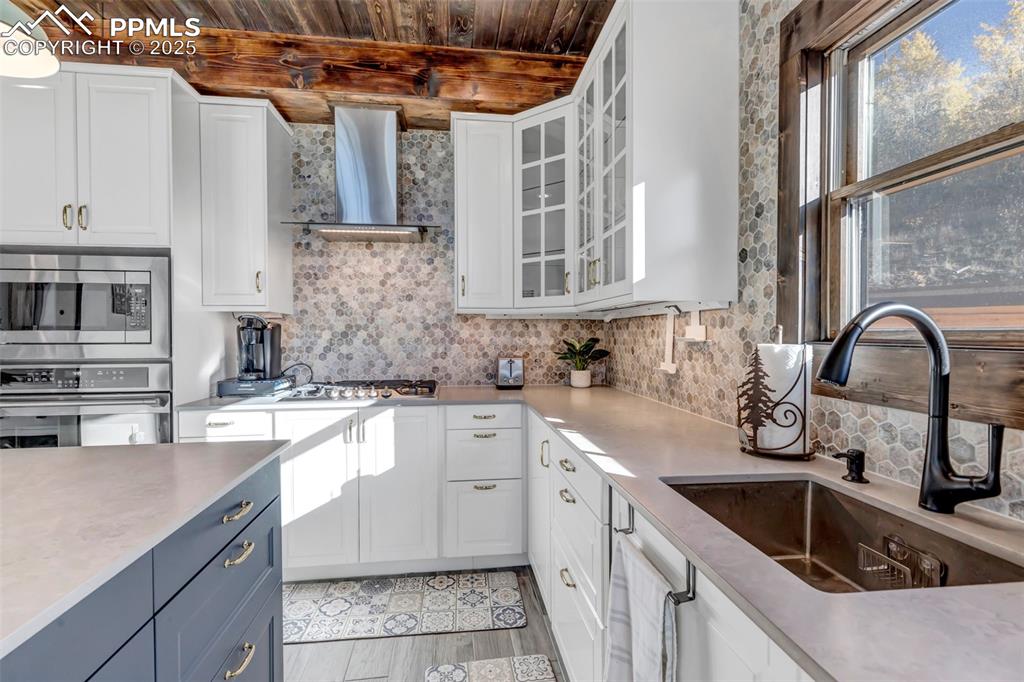 Image 35 of 50: Kitchen