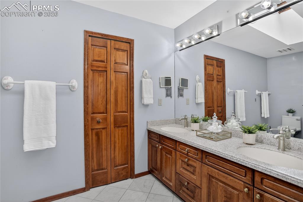 Image 12 of 30: 5-piece primary bath