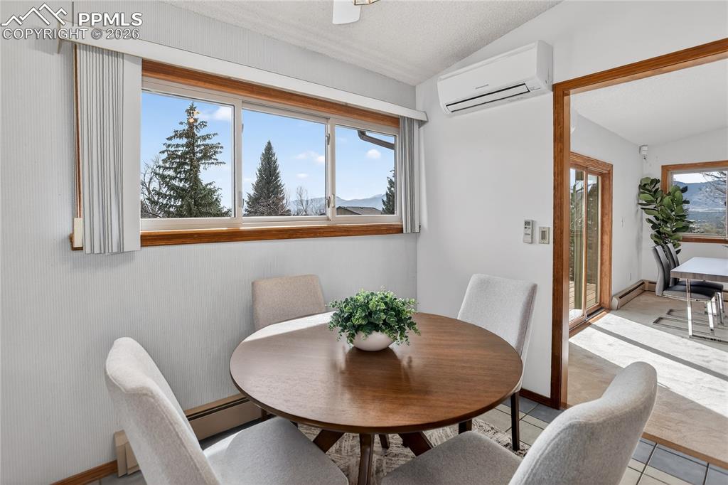 Image 6 of 30: Breakfast nook