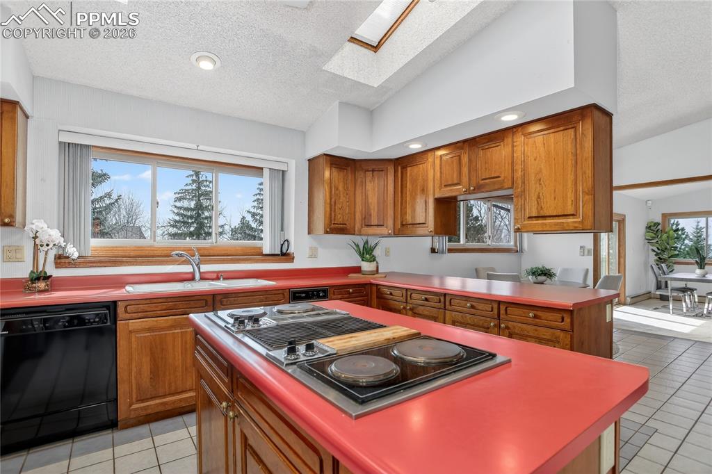 Image 7 of 30: Kitchen w/ barstool seating at peninsula