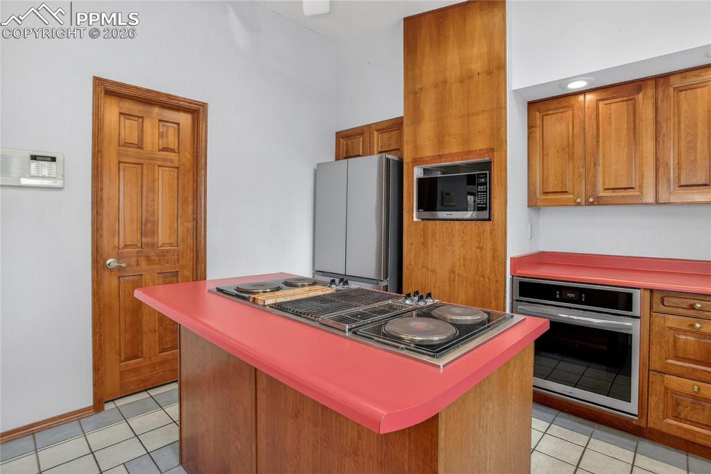 Image 8 of 30: Island with range