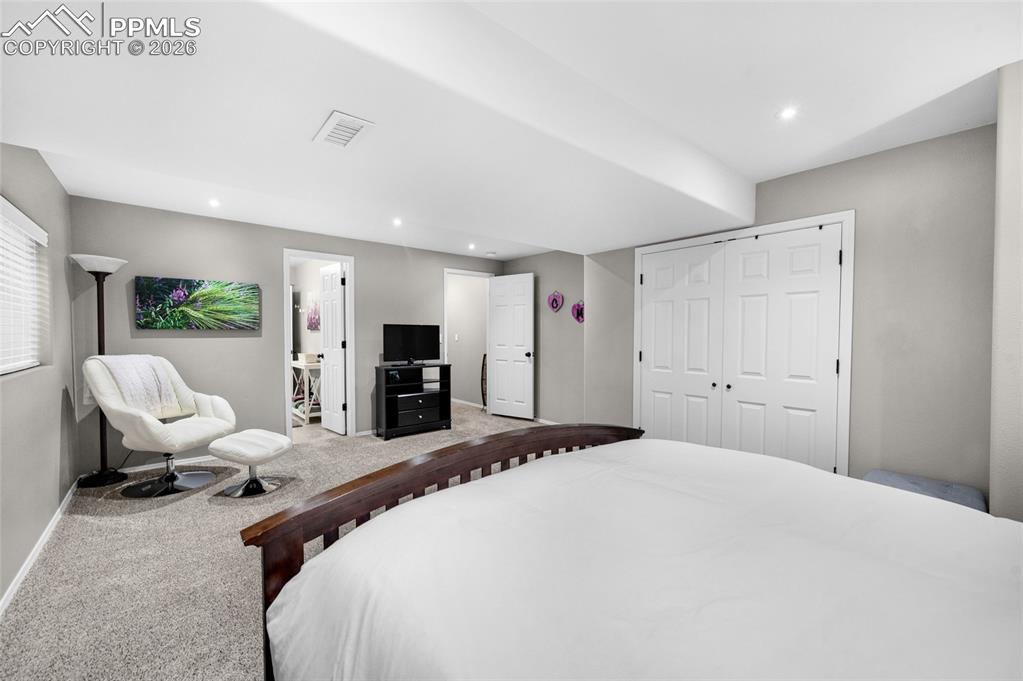 Image 31 of 45: Family Room