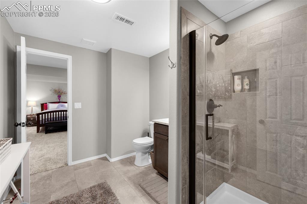 Image 33 of 45: Bedroom