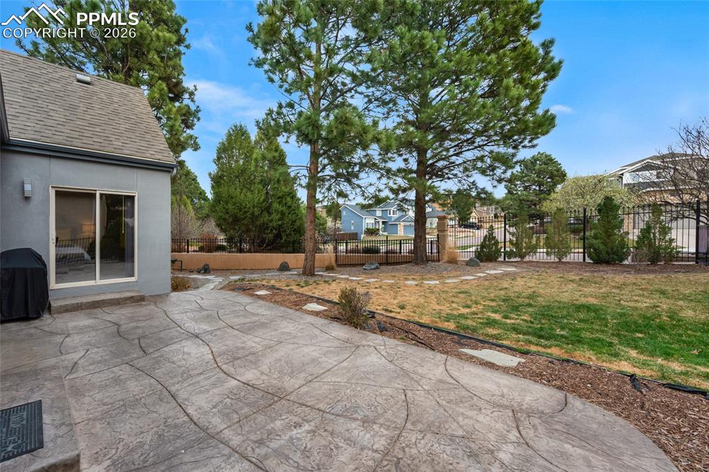 Image 35 of 45: Bathroom