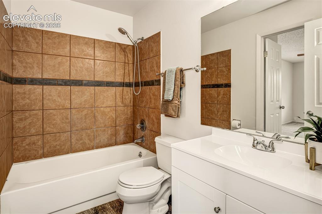 Image 16 of 31: Bathroom