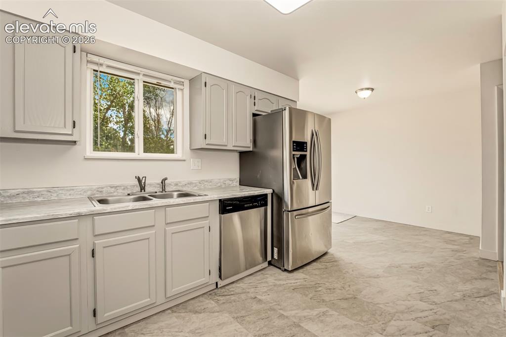 Image 7 of 31: Kitchen
