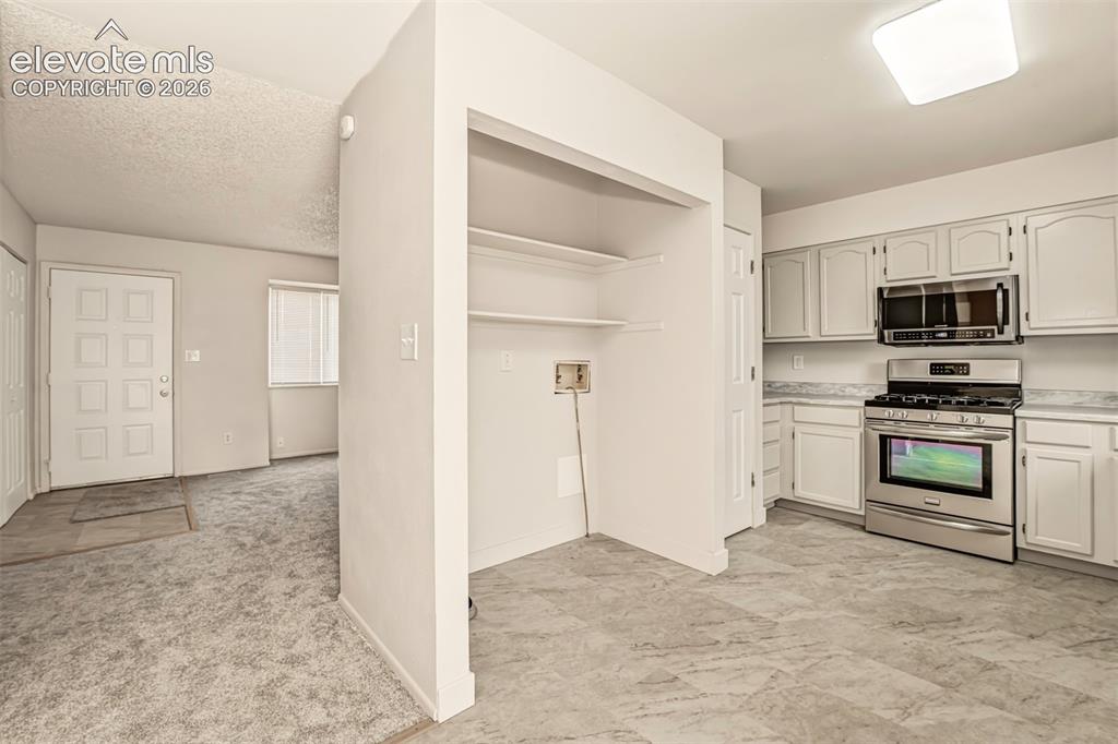 Image 8 of 31: Kitchen