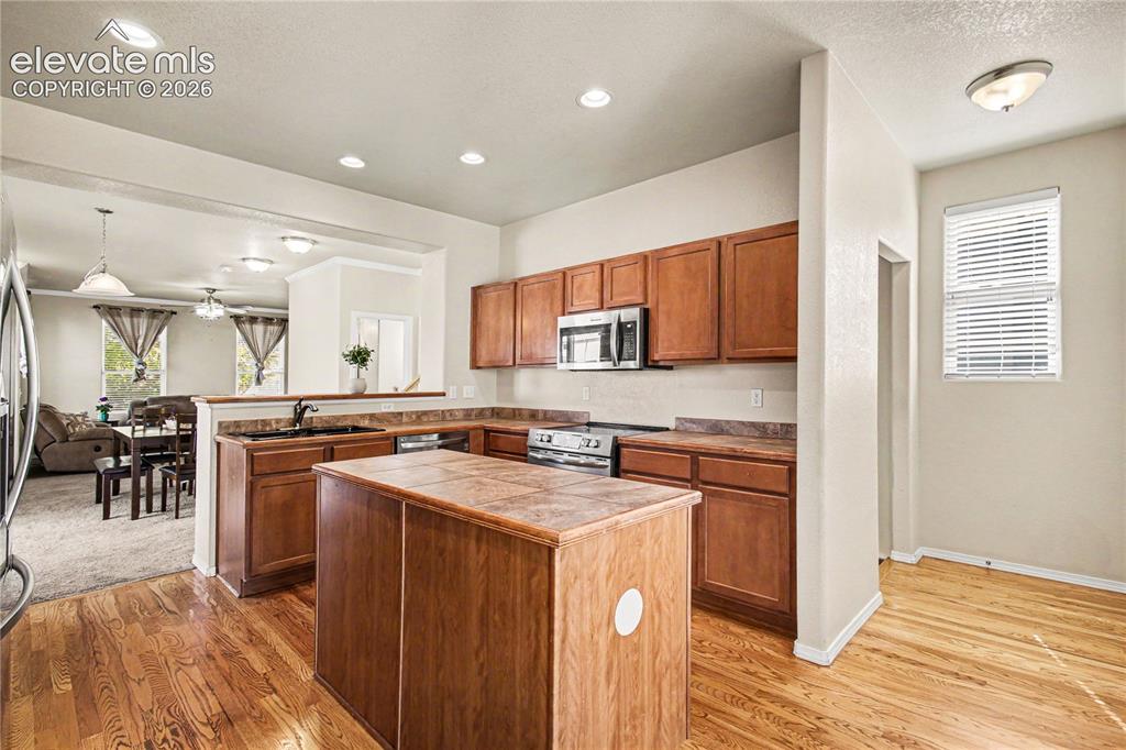 Image 16 of 41: Kitchen Island