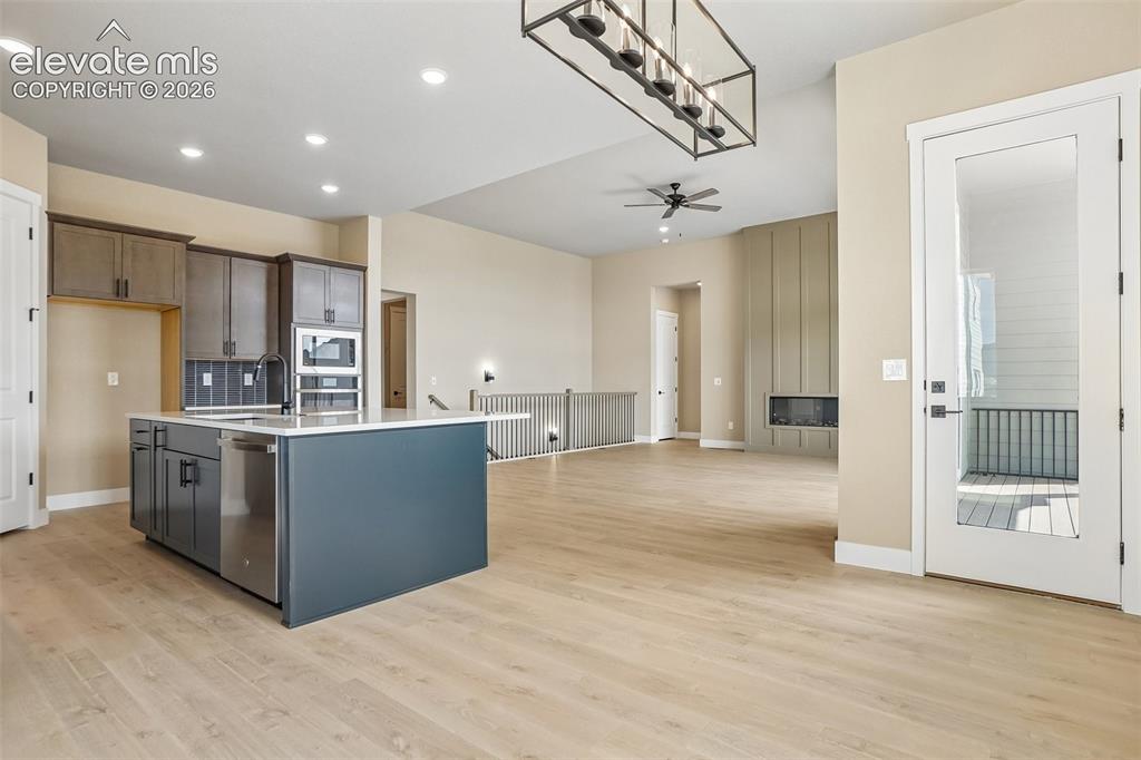 Image 10 of 50: Kitchen