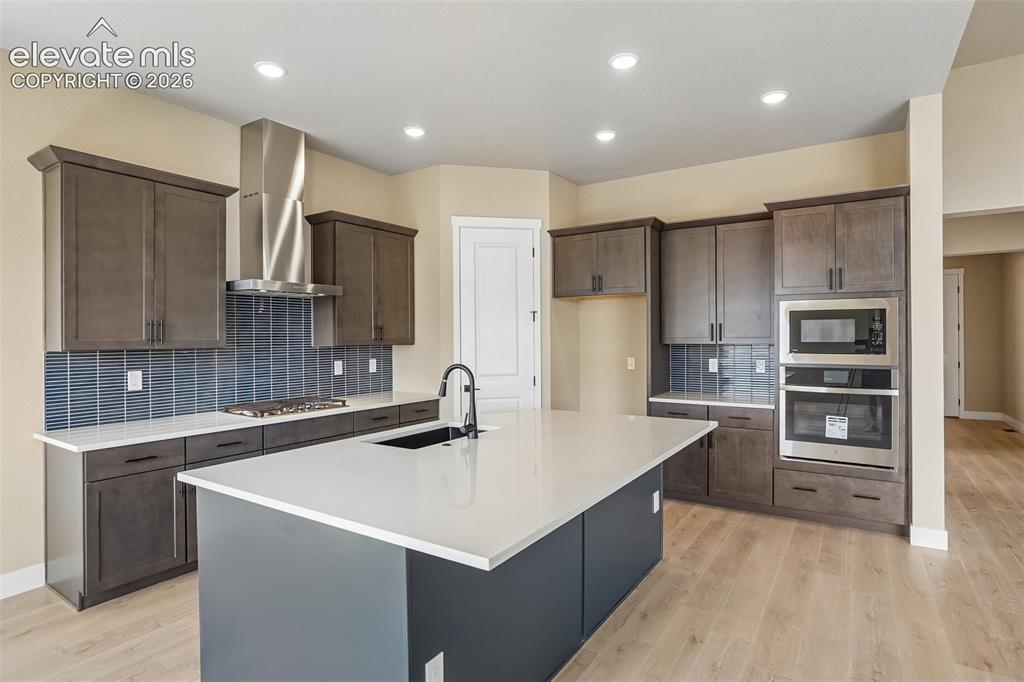 Image 12 of 50: Kitchen
