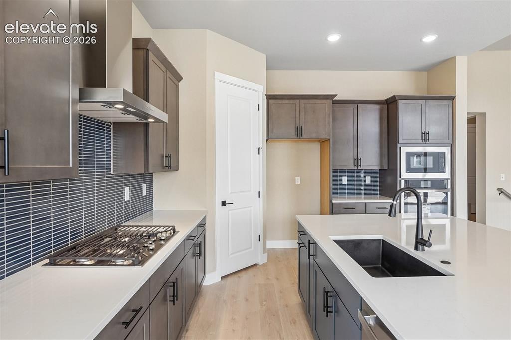 Image 14 of 50: Kitchen