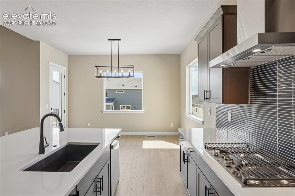 Image 15 of 50: Kitchen