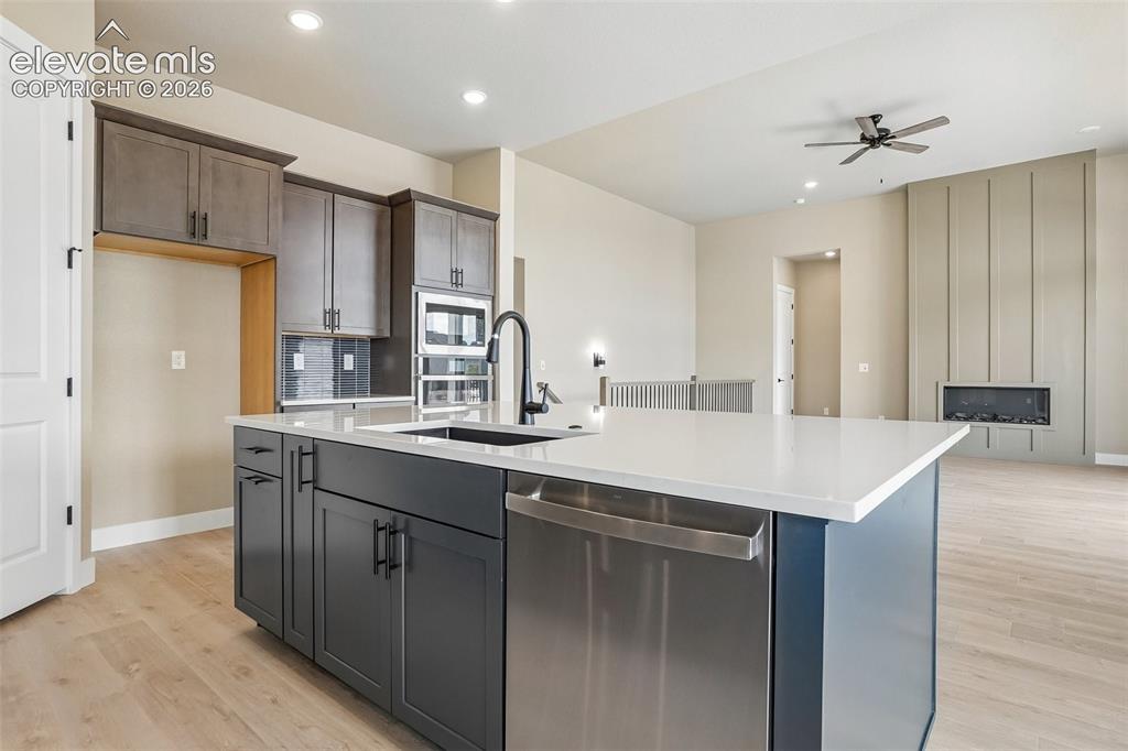 Image 16 of 50: Kitchen