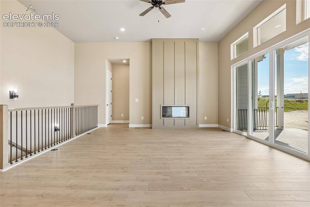 Image 6 of 50: Living Room