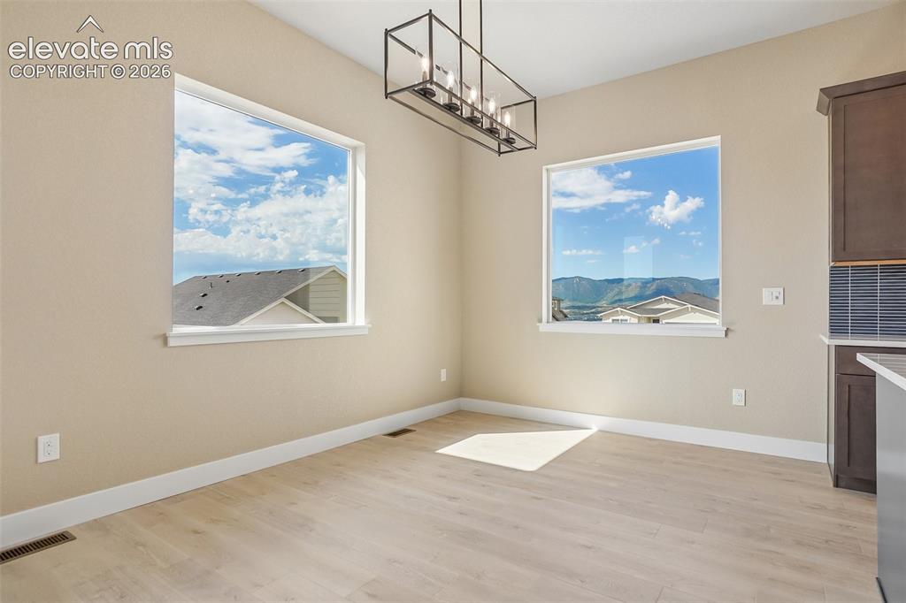 Image 9 of 50: Dining Area