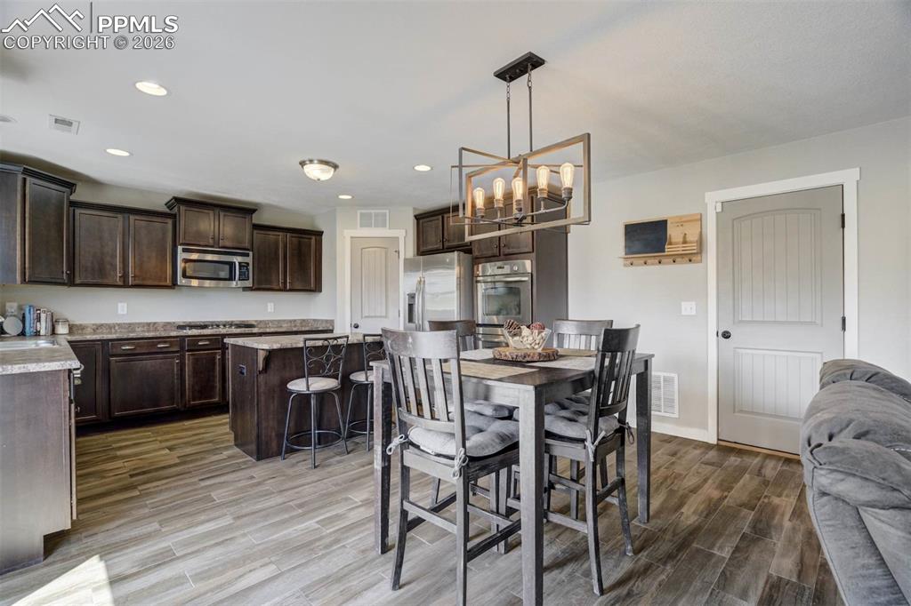 Image 11 of 49: Dining Area