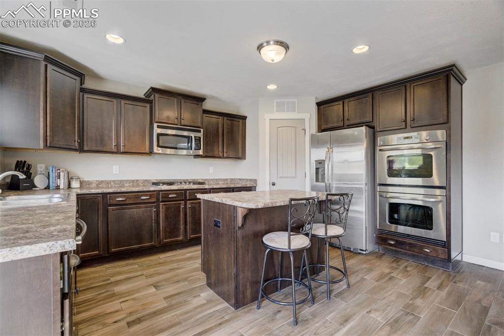 Image 13 of 49: Kitchen