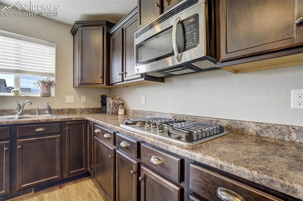 Image 15 of 49: Kitchen