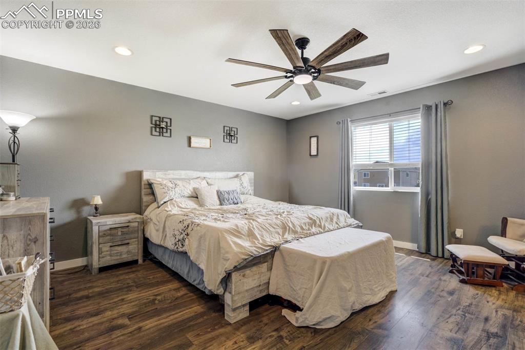 Image 28 of 49: Bedroom