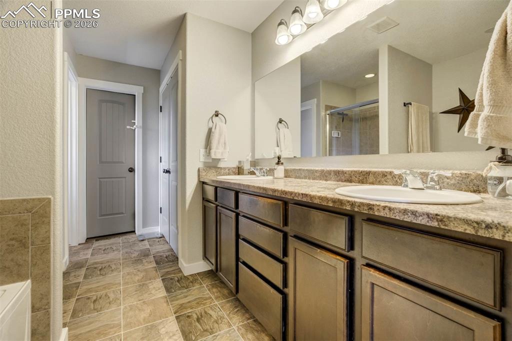 Image 31 of 49: Bathroom