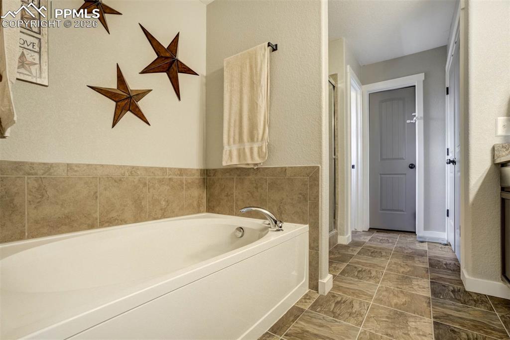 Image 32 of 49: Bathroom