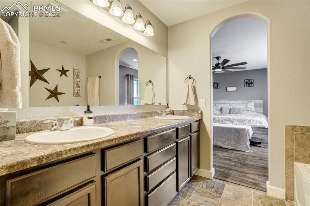 Image 34 of 49: Bathroom