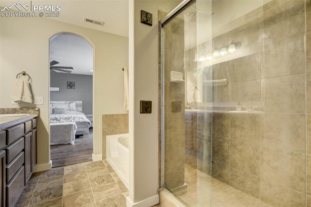 Image 35 of 49: Bathroom