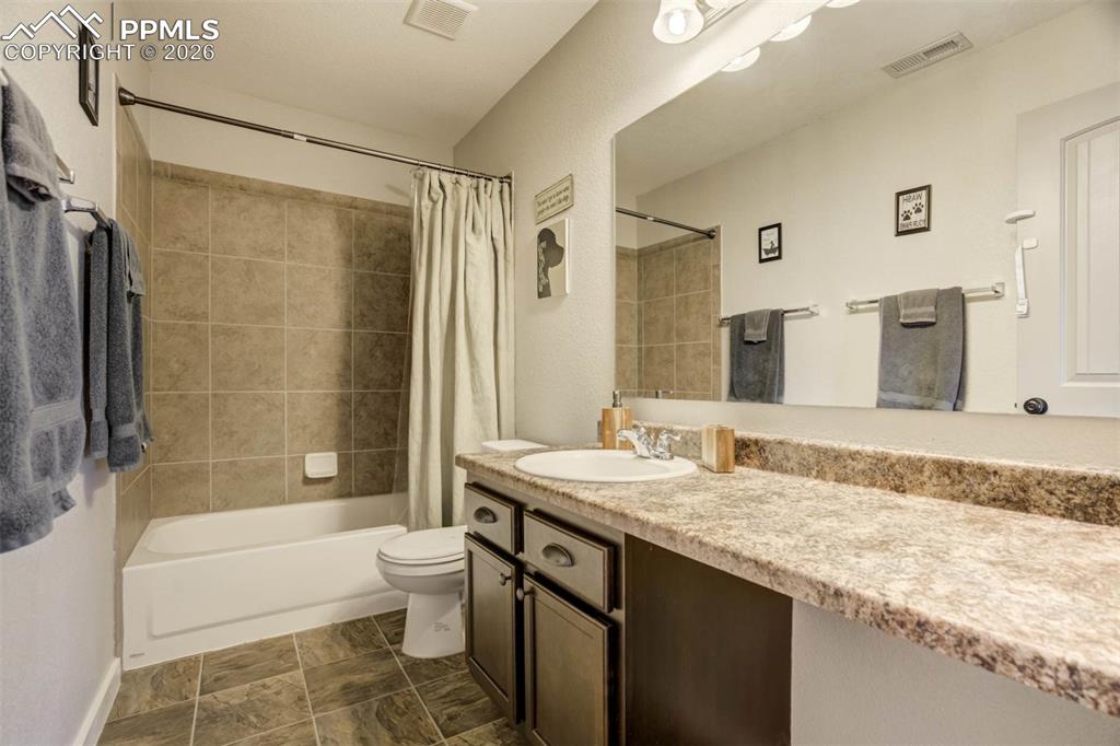 Image 39 of 49: Bathroom