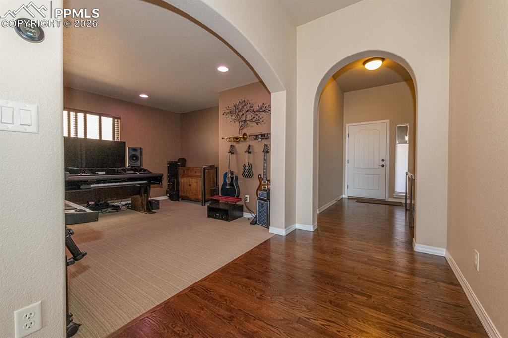 Image 10 of 40: Flex Room