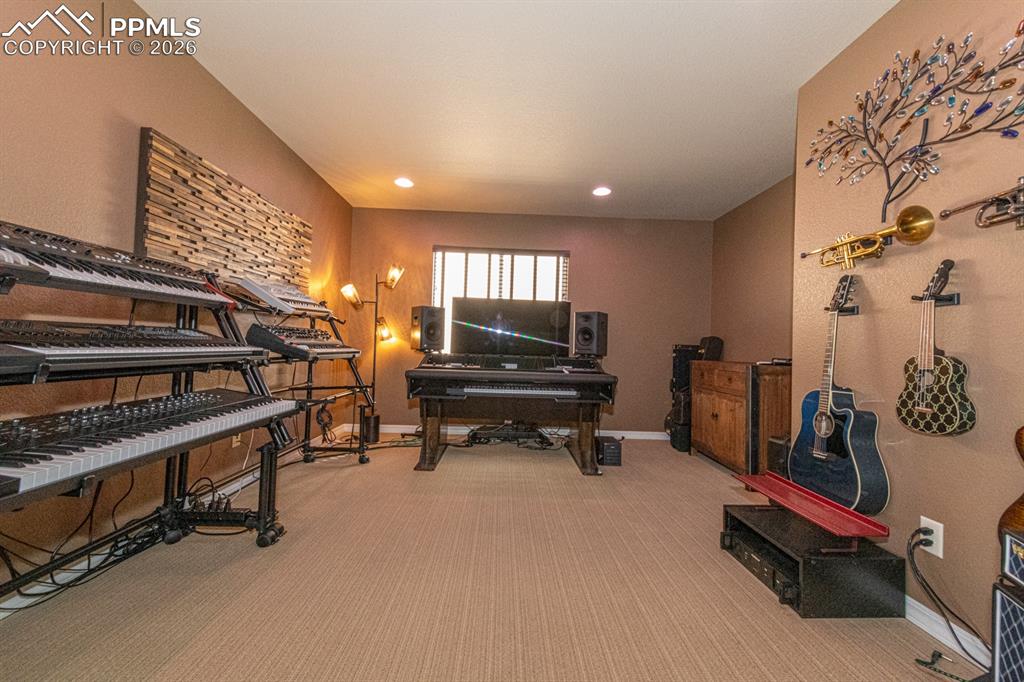 Image 11 of 40: Flex Room