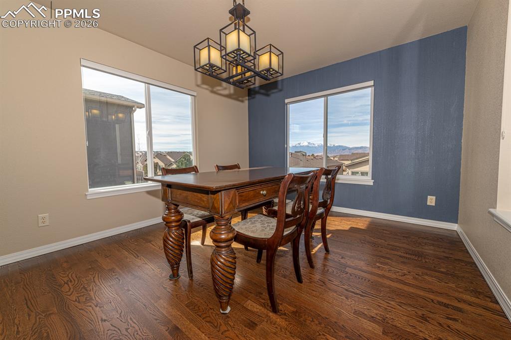 Image 18 of 40: Dining Area