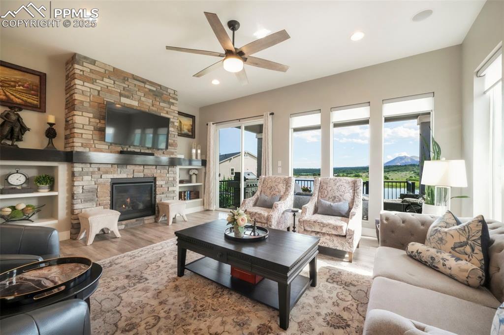 Image 18 of 50: Living Room