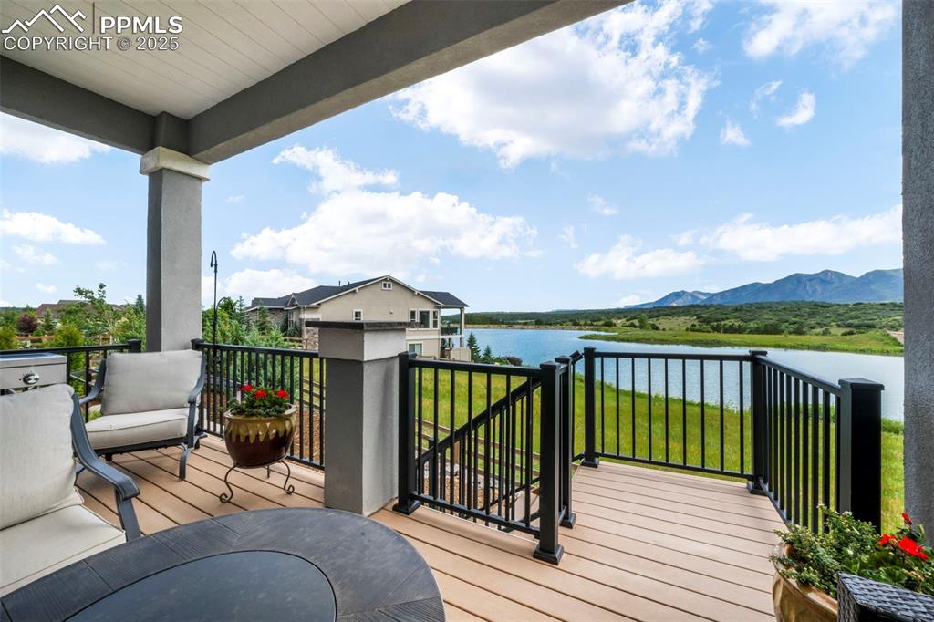 Image 20 of 50: Deck