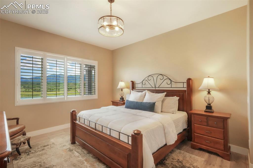 Image 26 of 50: Bedroom