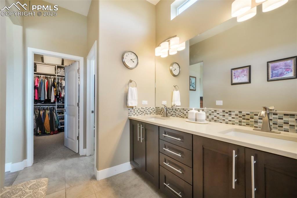 Image 30 of 50: Bathroom