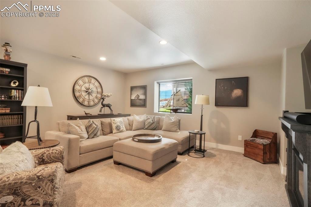 Image 32 of 50: Living Room