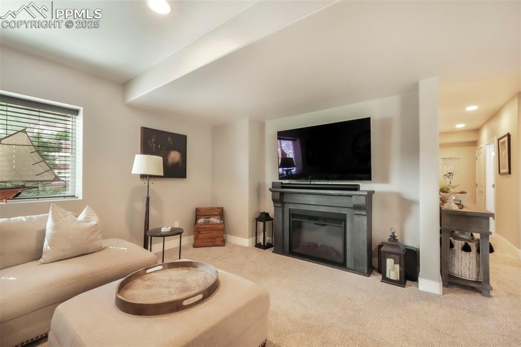 Image 33 of 50: Living Room