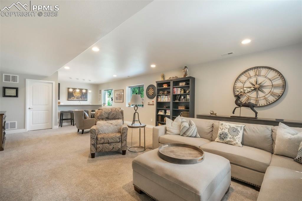 Image 34 of 50: Living Room