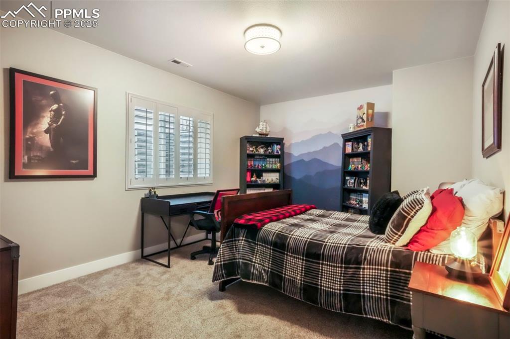 Image 42 of 50: Bedroom