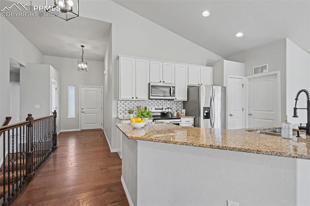Image 13 of 43: Kitchen